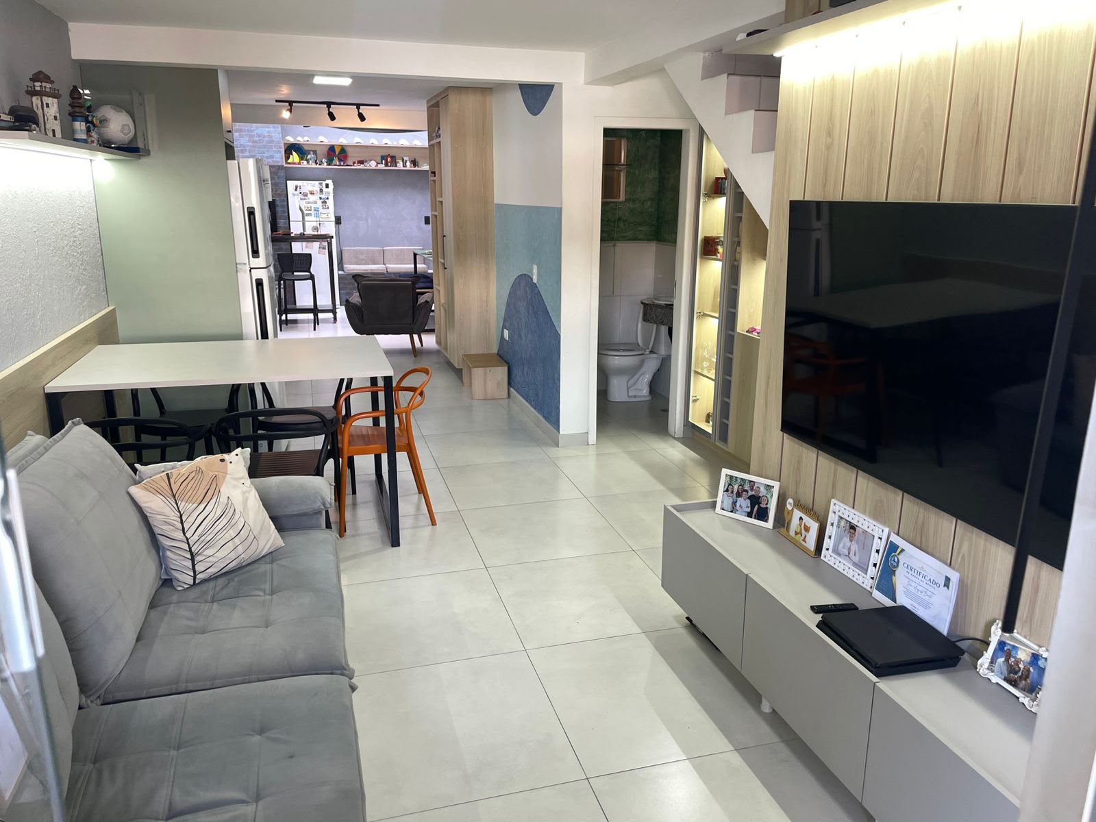 Sala de estar com painel planejado
